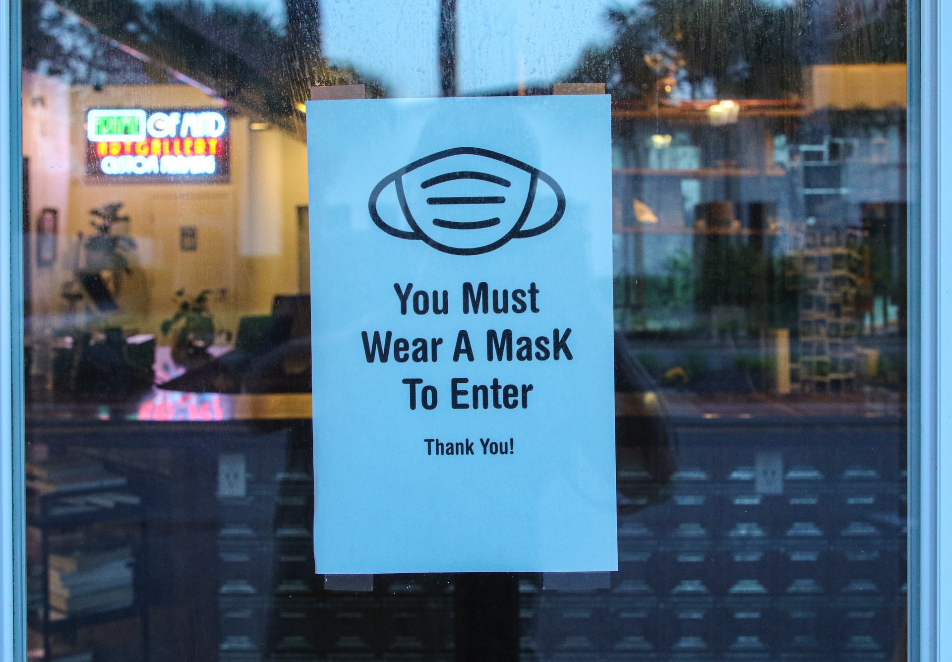 Sign on door with the words "you must wear a mask to enter"